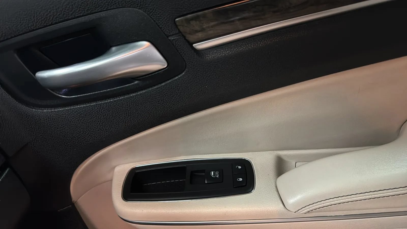 Used 2018 Chrysler 300 Limited w/ Safetytec Plus Group AWD/4WD image 19