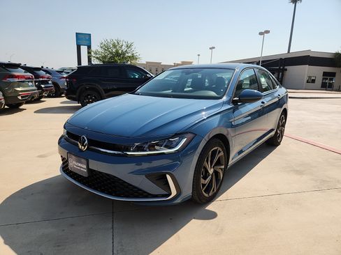 Used 2025 Volkswagen Jetta SE w/ Sunroof Package FWD image 3