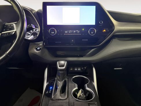 Used 2023 Toyota Highlander XLE FWD image 18