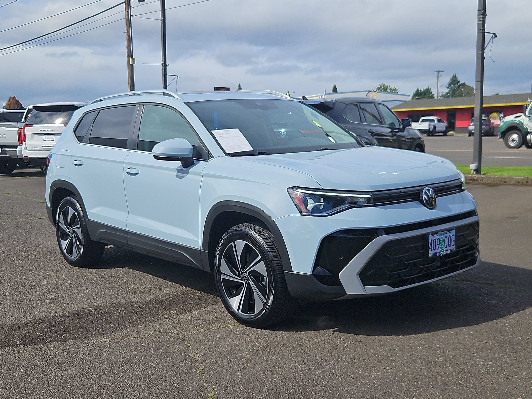 Used 2025 Volkswagen Taos SE w/ Panoramic Sunroof Package AWD/4WD image 7