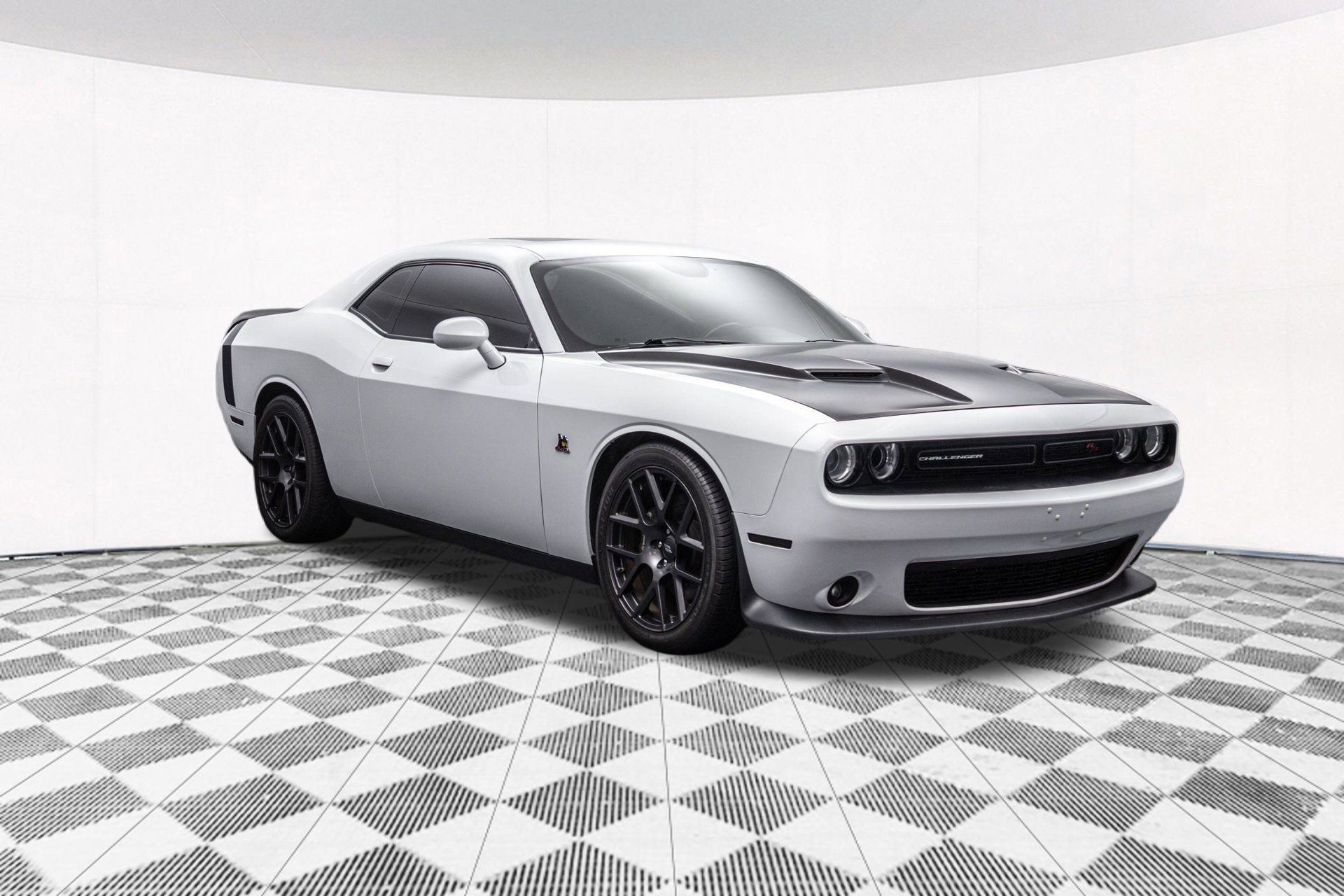 Used 2018 Dodge Challenger R/T Scat Pack w/ Leather Interior Group RWD image 15