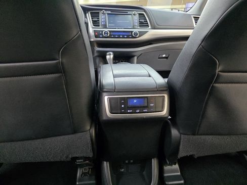 Used 2017 Toyota Highlander SE FWD image 29
