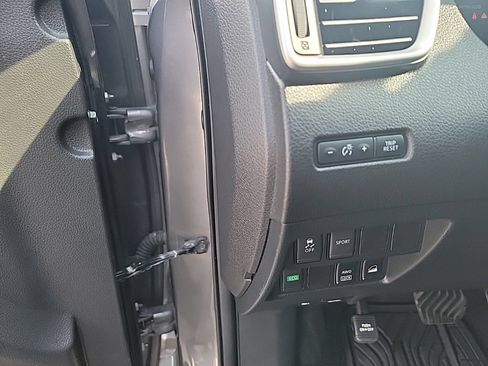 Used 2016 Nissan Rogue SV AWD/4WD image 23