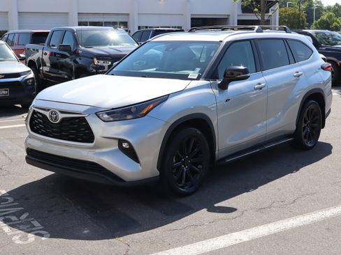 Used 2022 Toyota Highlander XLE AWD/4WD image 5