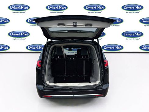 Used 2023 Chrysler Pacifica Touring-L FWD image 25