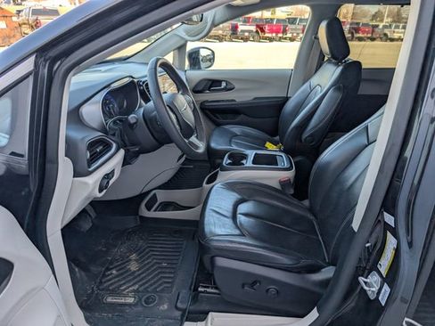 Used 2022 Chrysler Pacifica Touring-L image 2