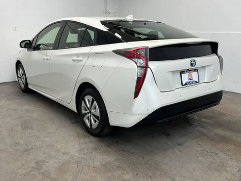Used 2018 Toyota Prius Two w/ Prius Two Safety Plus Package FWD image 4