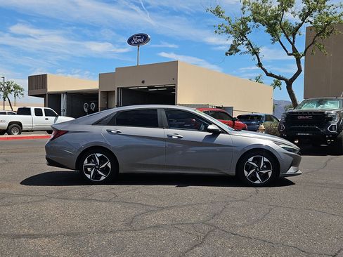 Used 2023 Hyundai Elantra SEL w/ Convenience Package FWD image 4