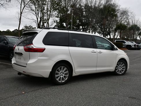 Used 2017 Toyota Sienna Limited Premium image 4