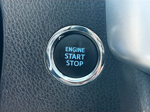 Used 2017 Toyota Highlander Limited image 9