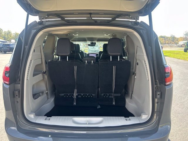 Used 2022 Chrysler Pacifica Touring-L FWD image 27