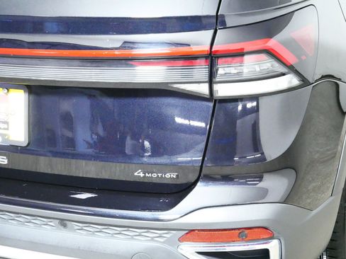 Used 2025 Volkswagen Taos SE w/ Panoramic Sunroof Package image 17