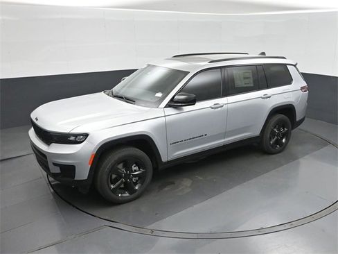 New 2025 Jeep Grand Cherokee L Altitude image 30