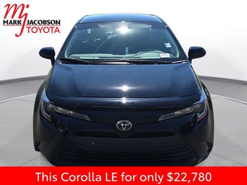 Used 2025 Toyota Corolla LE FWD image 3