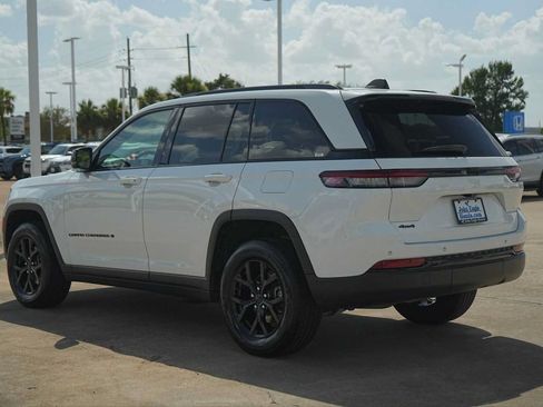 Used 2024 Jeep Grand Cherokee Altitude AWD/4WD image 4