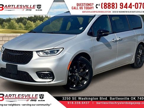 New 2026 Chrysler Pacifica Select image 1