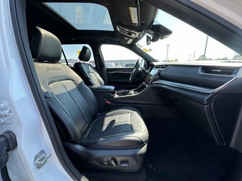 Used 2023 Jeep Grand Cherokee Overland AWD/4WD image 30