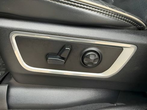 Used 2019 RAM 1500 Laramie AWD/4WD image 11