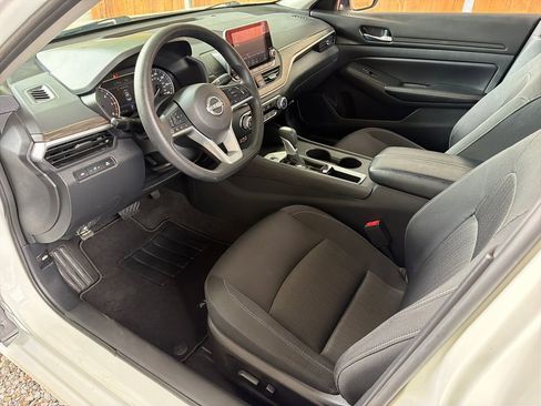Used 2025 Nissan Altima 2.5 SV FWD image 2