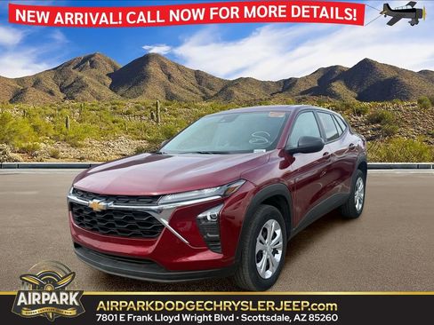 Used 2025 Chevrolet Trax LS image 1