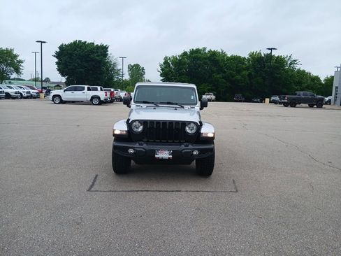 Used 2023 Jeep Gladiator Mojave AWD/4WD image 3