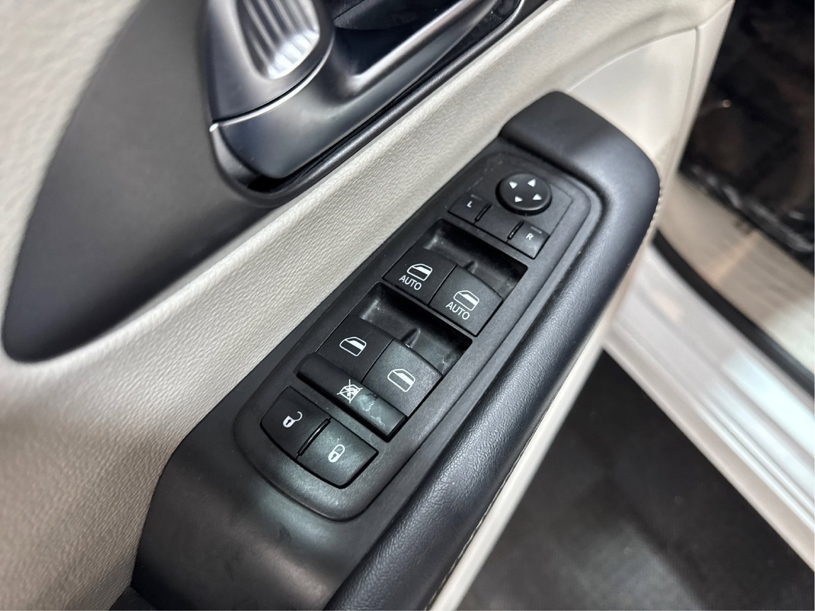Used 2023 Chrysler Pacifica Touring-L FWD image 31