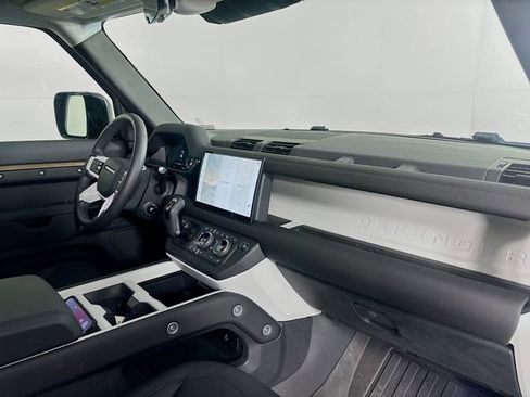 Used 2025 Land Rover Defender 110 S image 29