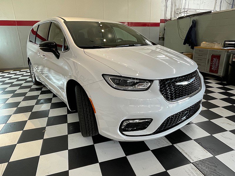 Used 2026 Chrysler Pacifica Select FWD image 3