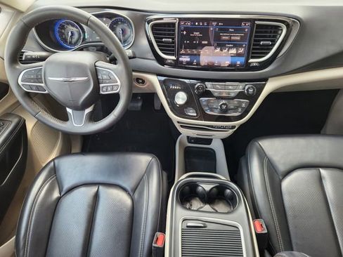 Used 2023 Chrysler Pacifica Touring-L image 27