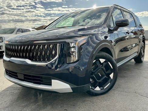 Used 2025 Kia Carnival EX image 3