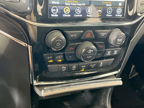 Used 2022 Jeep Grand Cherokee Limited image 16