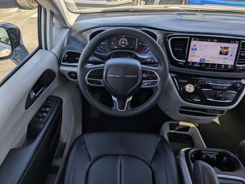 Certified 2024 Chrysler Pacifica Select image 18