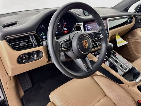 Certified 2025 Porsche Macan AWD/4WD image 4