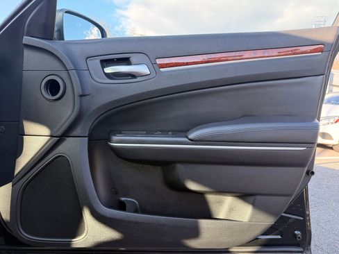 Used 2014 Chrysler 300 image 29