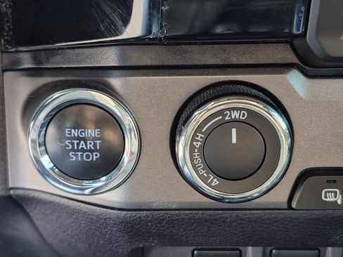 Used 2018 Toyota Tacoma TRD Sport AWD/4WD image 35