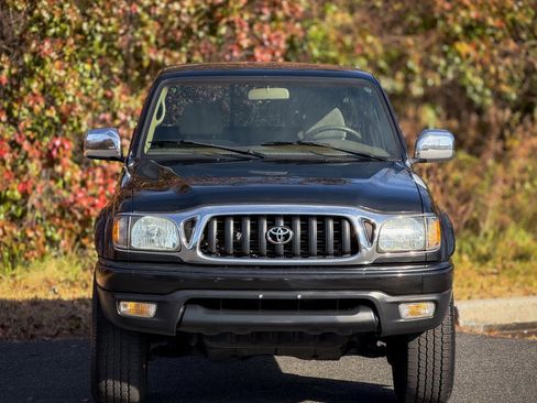 Used 2004 Toyota Tacoma Limited image 2