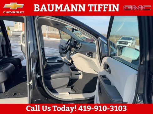 Used 2024 Chrysler Pacifica Touring-L image 12