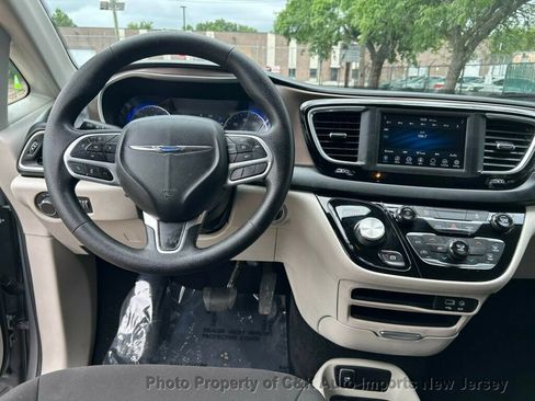 Used 2020 Chrysler Voyager L FWD image 39