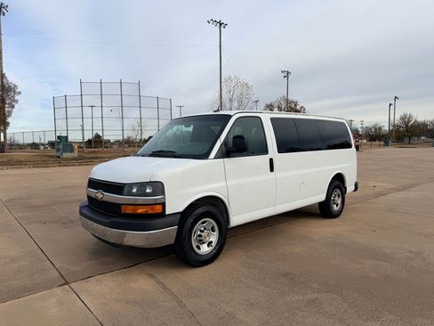 Used 2015 Chevrolet Express 2500 LT w/ LT Preferred Equipment Group image 3