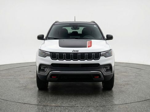 Used 2025 Jeep Compass Trailhawk AWD/4WD image 2