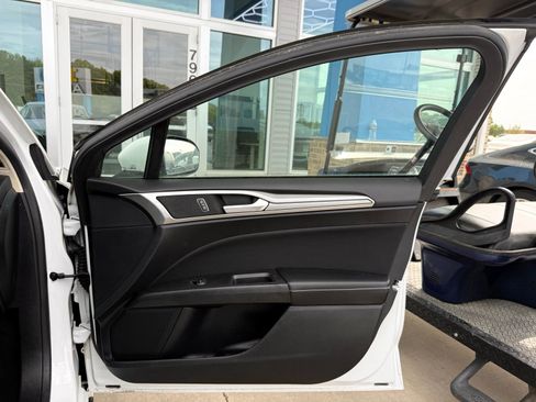 Used 2020 Ford Fusion SE image 18