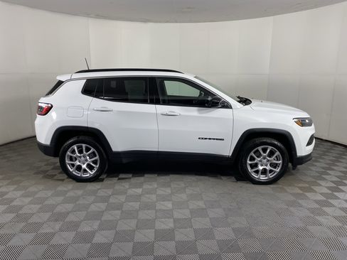 Used 2023 Jeep Compass Latitude AWD/4WD image 6