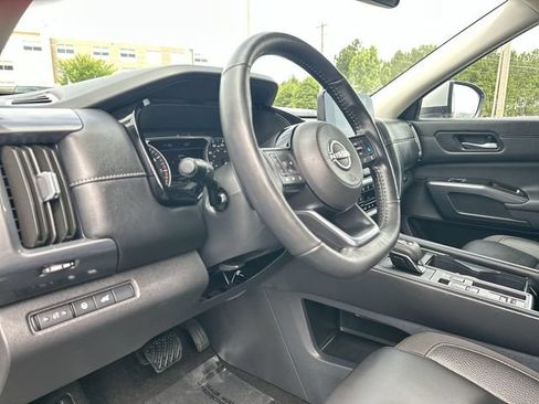 Used 2025 Nissan Pathfinder SL FWD image 10