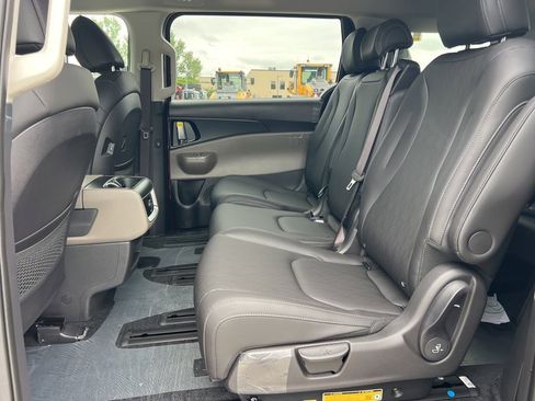 New 2026 Kia Carnival LXS image 13
