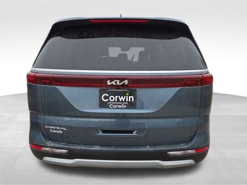 Used 2024 Kia Carnival EX image 11