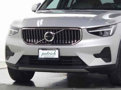 Used 2025 Volvo XC40 B5 Core image 3