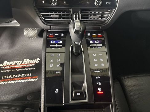 Used 2022 Porsche Macan w/ Premium Package Plus AWD/4WD image 18