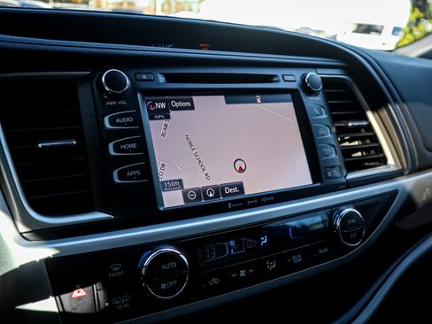 Used 2019 Toyota Highlander XLE image 24