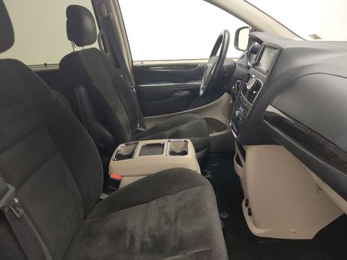Used 2016 Chrysler Town & Country Touring FWD image 21