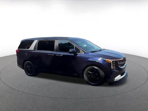 Used 2026 Kia Carnival FWD image 2